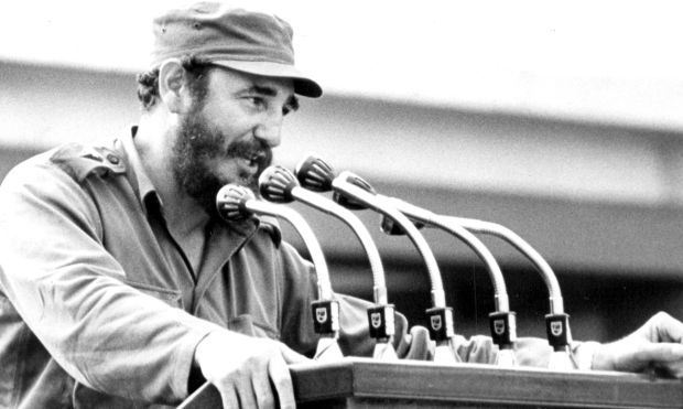 Fidel Castro Rúz Inauguración de la escuela secundaria básica en el campo Comandante Pinares,Guane, Pinar del Río. Foto: Oller 20-09-1971 Publicada: 22-09-1971